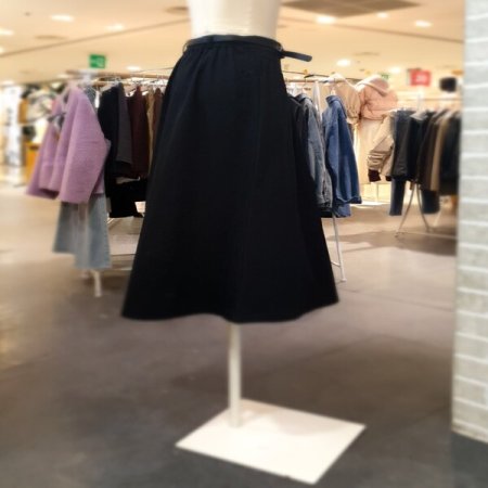 벨티드 사선 포켓 스커트