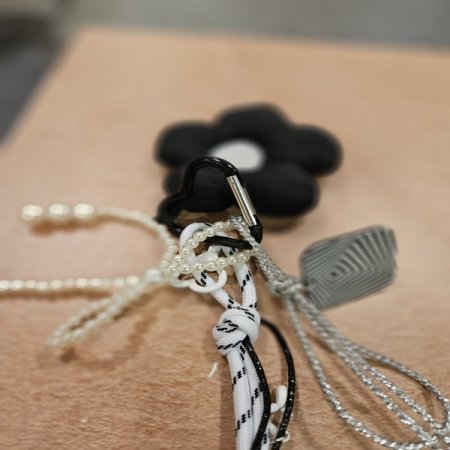 레코브 블랙 플라워 키링