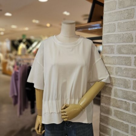 앞 핀턱 장식 티셔츠