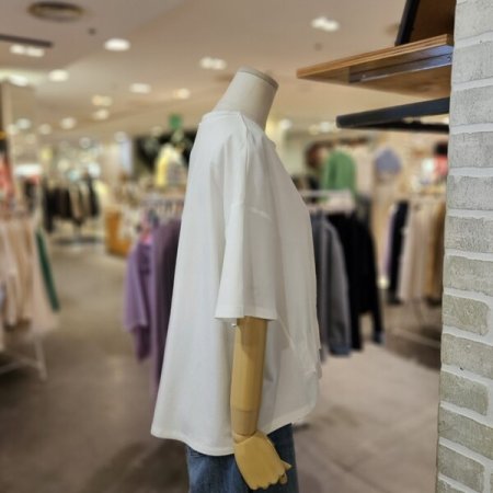 앞 핀턱 장식 티셔츠