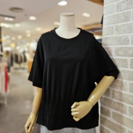 앞 핀턱 장식 티셔츠