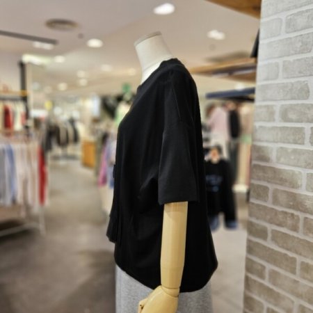 앞 핀턱 장식 티셔츠