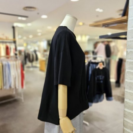 앞 핀턱 장식 티셔츠