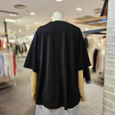 앞 핀턱 장식 티셔츠