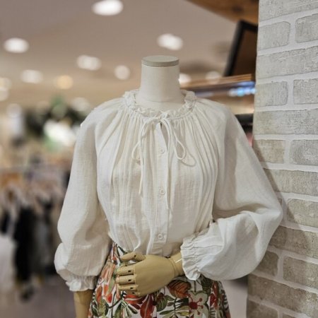 핀턱 장식 러플 블라우스