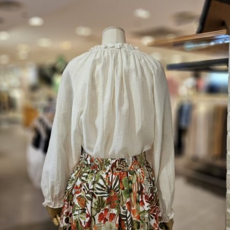 핀턱 장식 러플 블라우스