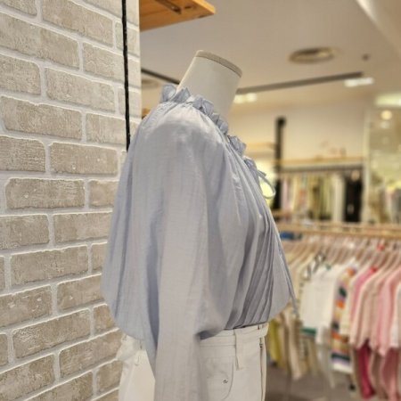 핀턱 장식 러플 블라우스