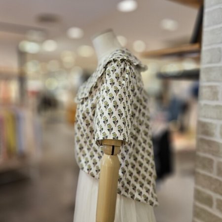 셔링 카라 패턴 블라우스