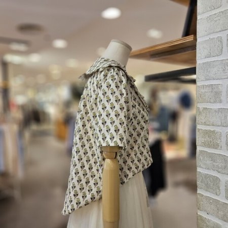 셔링 카라 패턴 블라우스