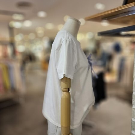 리본 장식 로고 티셔츠