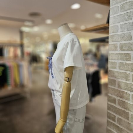 리본 장식 로고 티셔츠