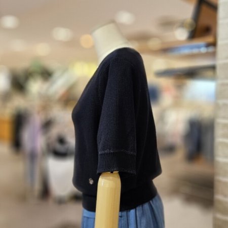 금속 장식 브이넥 니트