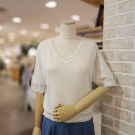 금속 장식 브이넥 니트