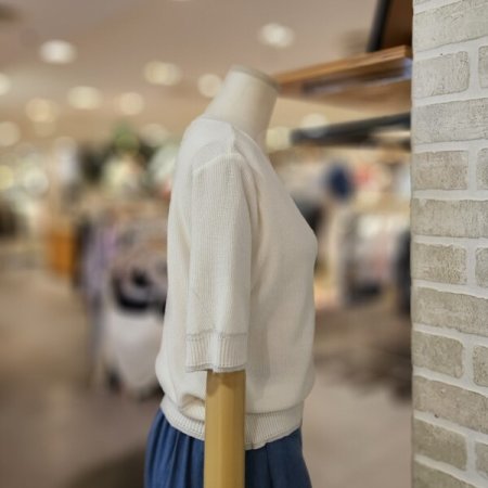 금속 장식 브이넥 니트