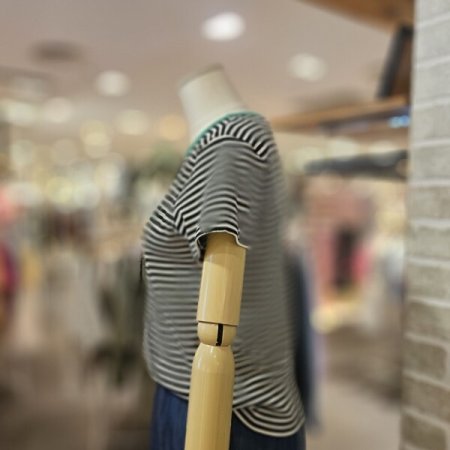 배색 자수 스트라이프 티셔츠