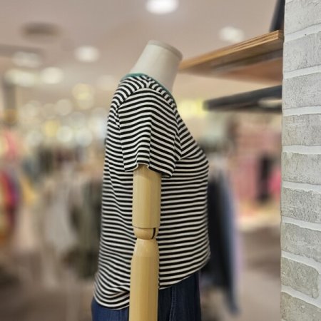 배색 자수 스트라이프 티셔츠