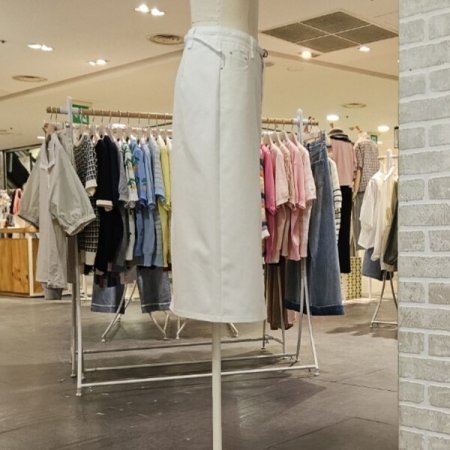 벨티드 슬림핏 스커트