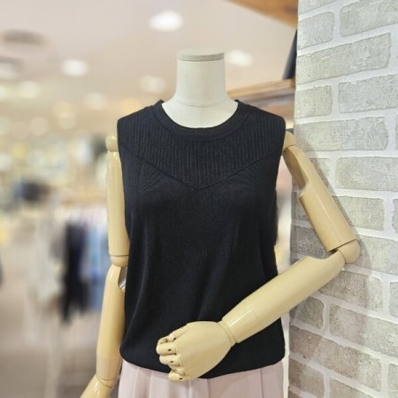 넥 포인트 썸머 슬리브리스