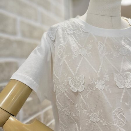 나비 자수 반팔 티셔츠