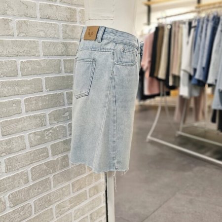 삼각 절개 난스판 데님 쇼츠