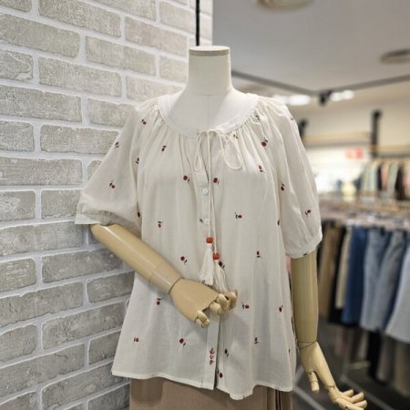 테슬 장식 자수 블라우스