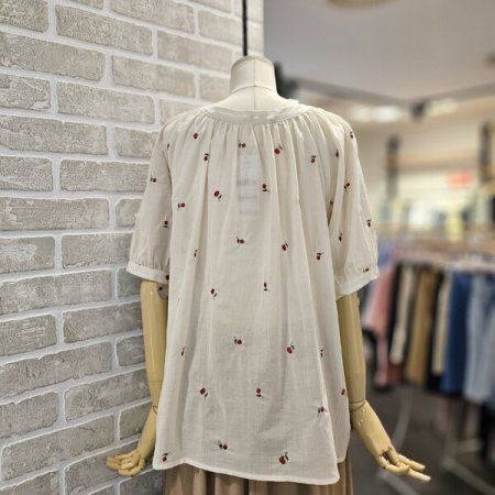 테슬 장식 자수 블라우스