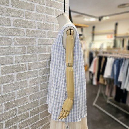 뒷넥 버튼 체크 슬리브리스