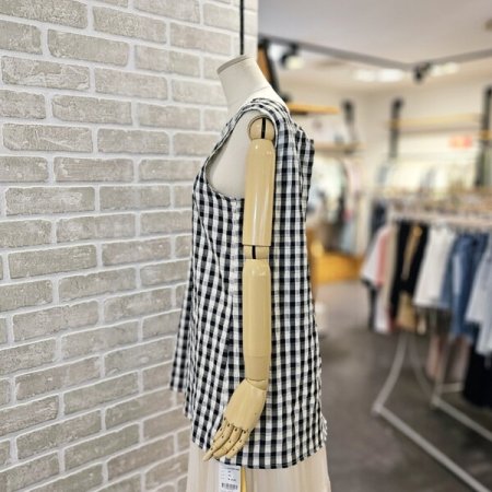 뒷넥 버튼 체크 슬리브리스