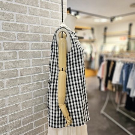 뒷넥 버튼 체크 슬리브리스