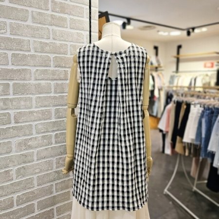 뒷넥 버튼 체크 슬리브리스