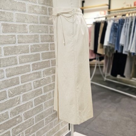 끈 장식 슬릿 스커트