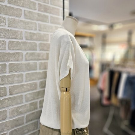 버튼 장식 슬리브리스 니트