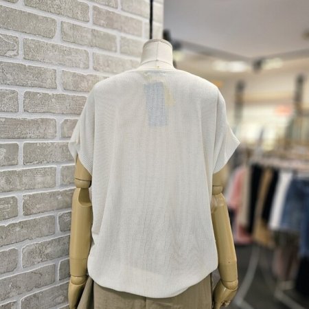 버튼 장식 슬리브리스 니트