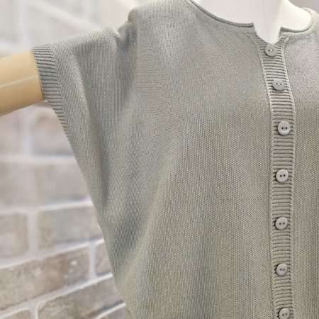 버튼 장식 슬리브리스 니트