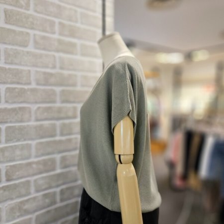 버튼 장식 슬리브리스 니트