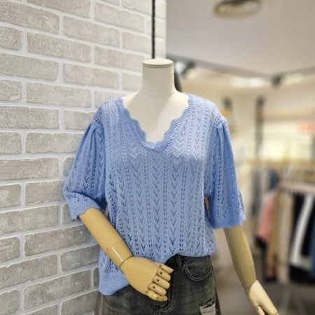 펀칭 플라워 스웨터