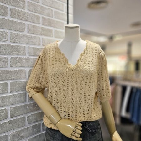 펀칭 플라워 스웨터