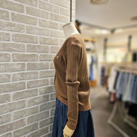 로고 자수 꽈배기 가디건