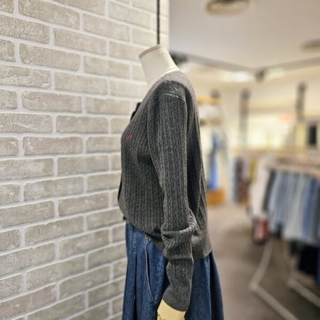 로고 자수 꽈배기 가디건