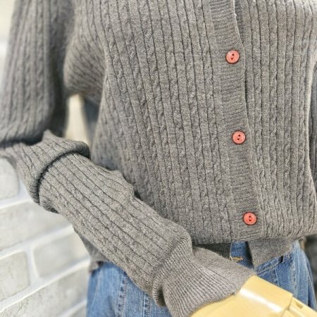 로고 자수 꽈배기 가디건