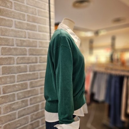 울 혼방 로고 자수 브이넥 가디건