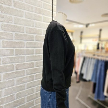 울 혼방 로고 자수 브이넥 가디건