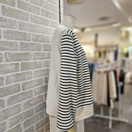 배색 레터링 스트라이프 티셔츠