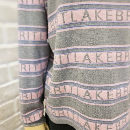 라운드넥 로고 니트