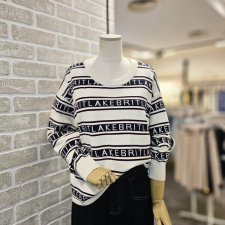 라운드넥 로고 니트