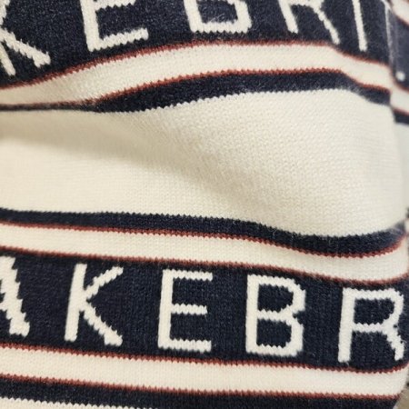 라운드넥 로고 니트