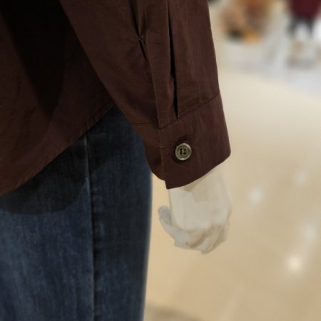 포켓 자수 밑단 핀턱 셔츠