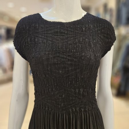 캡소매 라운드넥 플리츠 롱원피스