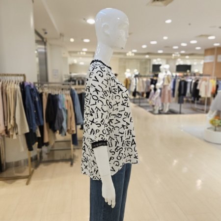 알파벳 프린트 5부 쉬폰 블라우스