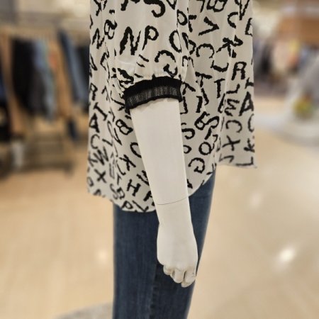 알파벳 프린트 5부 쉬폰 블라우스